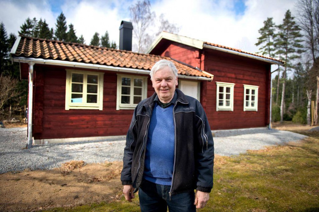 Mats Paulsson vid senaste timmerhubygget, ett vackert fritidshus i Eringsbodatrakten .Foto: Maths Olsson 